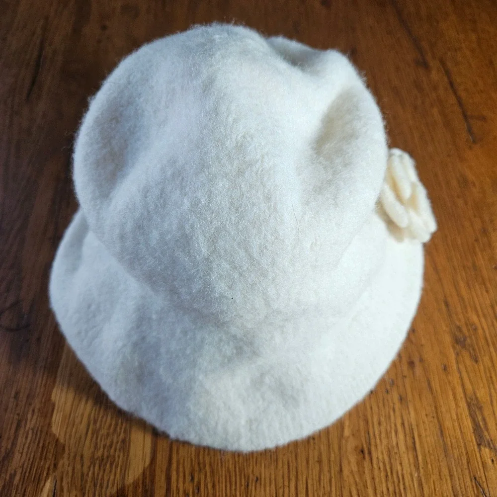 Barbour Cream Wool Felt‎ Bucket Hat with Flower Accent Made in Scotland Classic